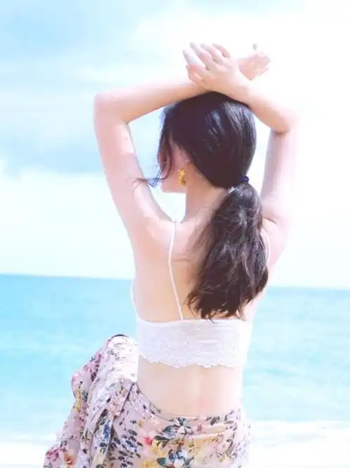 女大学生穷游三亚,拍写真亮身材