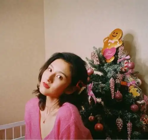 宋祖儿的穿搭好温柔玫红色针织衫配牛仔裤,格外能体现女人韵味