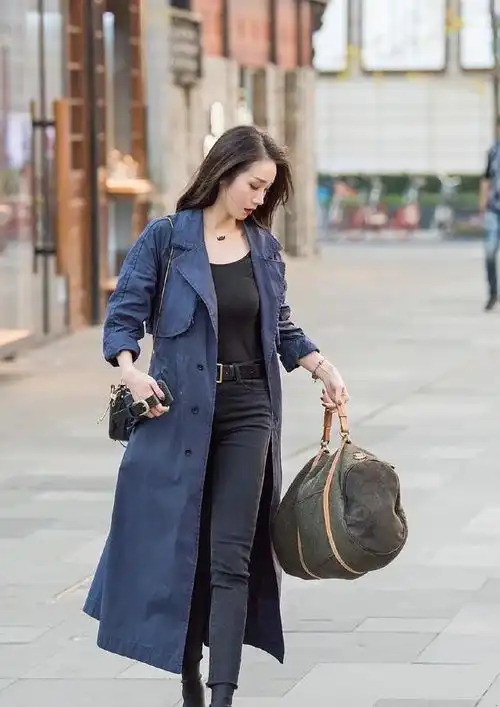 做秋天里最精致的女孩有时候,一件时髦外套比男朋友更暖心