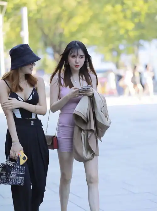 美女与闺蜜逛街,穿吊带连衣裙秀身材,性感又高雅