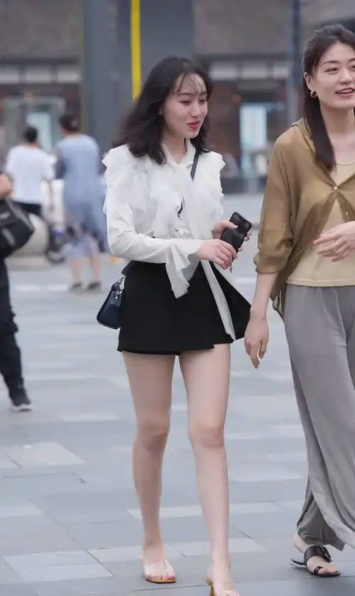 街拍美女白衬衫搭黑色裤裙,黑白撞色优雅大方,还有很好的观感