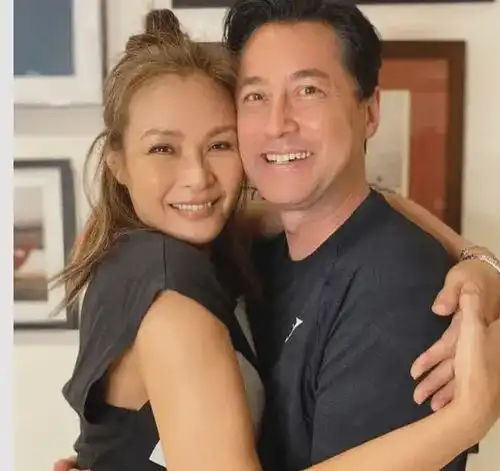 港星任达华王敏德澳门乡村打高尔夫,状态超年轻,与美女合影亲密