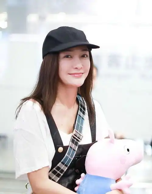 延禧攻略富察皇后秦岚现身机场,手抱小猪娃娃少女心十足