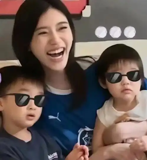 赌王三房前儿媳齐娇状态好,前婆婆独宠两个孙女,过幸福名媛生活