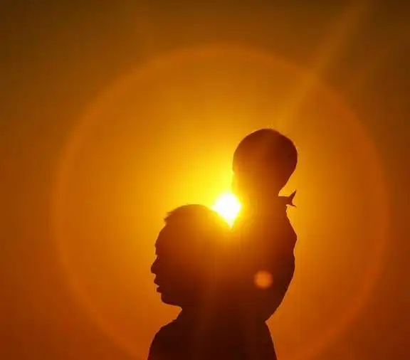 春节打卡三亚,孩童海边玩坏夕阳,老玩童归来还是少年