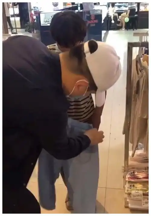 快乐少女拒绝好心人10元钱,拿到汉堡转身离去,感恩之心很暖