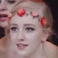 拿着花背影女生头像或者头上带着花圈的女生头像