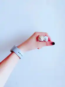 女生手上贴的复杂而精致的塑料花指甲漂亮在哪里