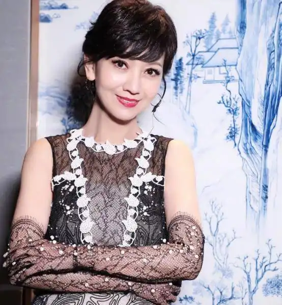 冻龄女神赵雅芝67岁依旧充满少女感,她如何做到让美保鲜