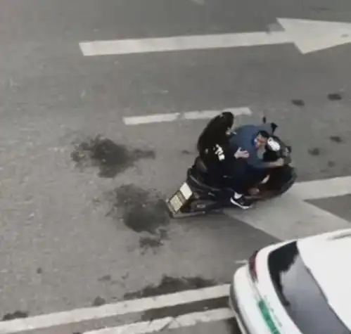 交警查不戴头盔双标外国人请走,中国人留下,贵阳官微曝光