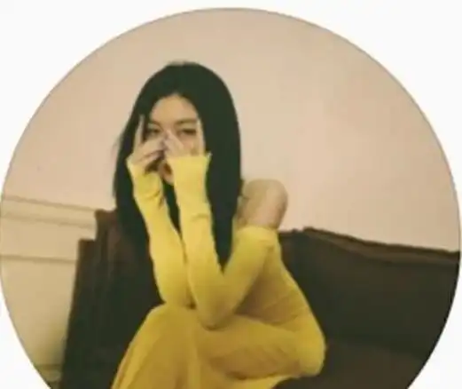 小苹果比李嫣会玩,晒美照显得高雅成熟,很像母亲葛荟婕