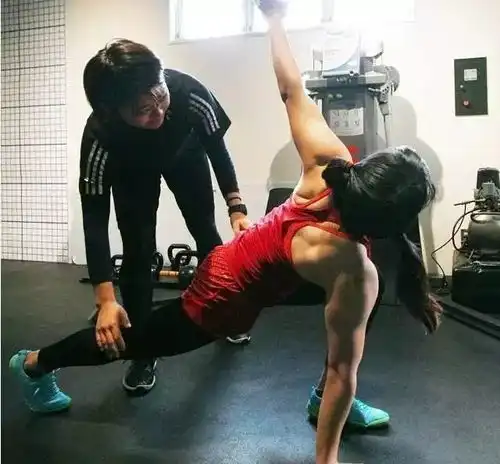 当日本这个最萌筋肉少女脱下衣服,狂到让男生都膜拜你看了还想保护她吗