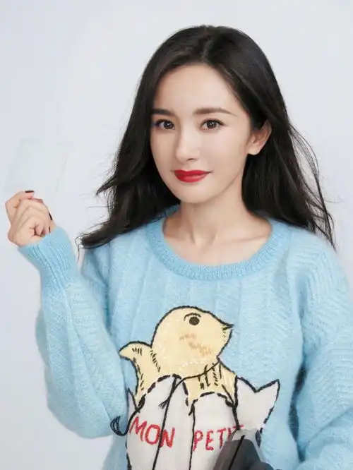 杨幂生日营业风头都被热巴抢了穿卡通针织衫俏皮开,太少女了吧