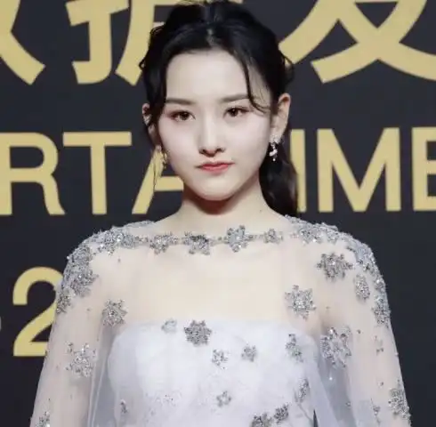 宋祖儿才是真正的仙女,穿搭完全就是教科书,包臀裙纱裙美翻了