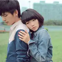 求一张女孩从后面抱住男孩的头像