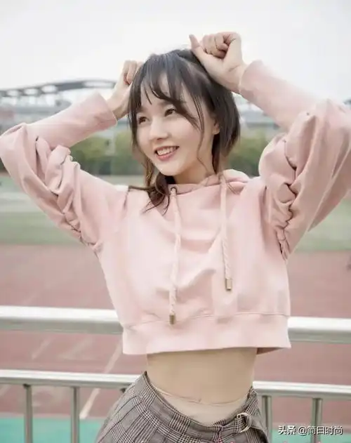 粉色卫衣百褶裙最适合温柔可爱甜美的女生了