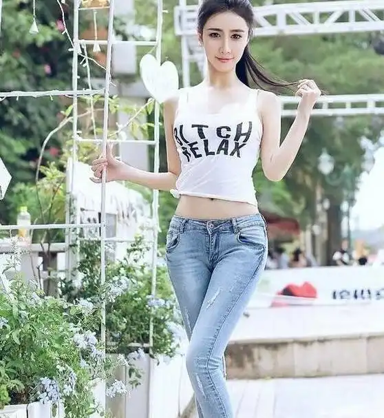 气质出众的牛仔裤美女,穿出女神风采,显得优雅干练