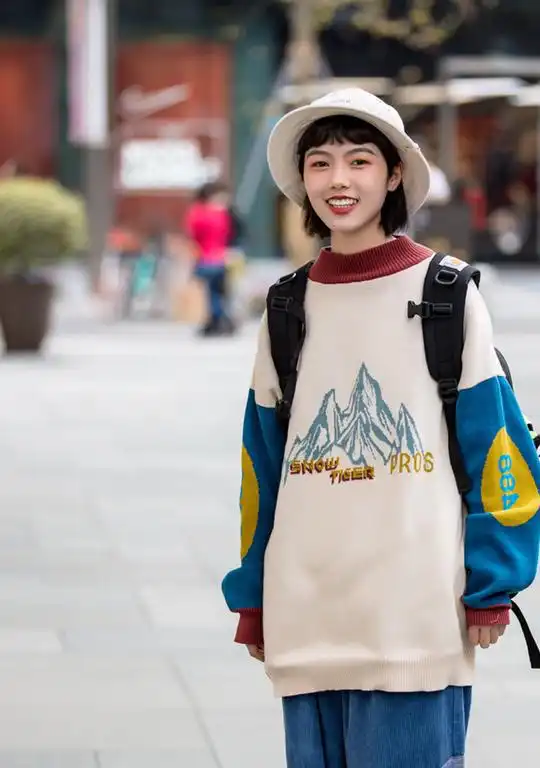 街拍低胸小礼服黑色外套,微风吹乱了美女的发丝,这一刻真美