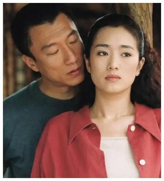 巩俐陪伴张艺谋8年无果,转身嫁70岁法国男友,结婚3年至今