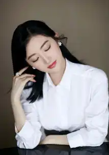 女演员景甜优雅气质活动写真