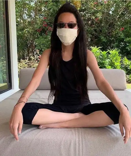 天山童姥70岁王薇薇躺豪宅里如少女一般秀身材,别墅外景真奢华