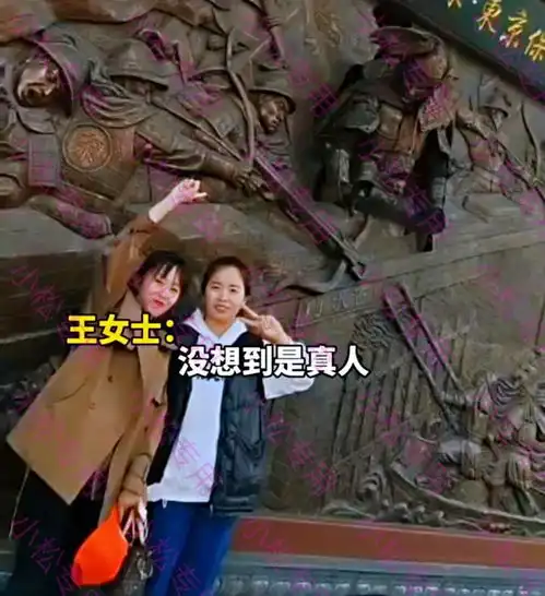 河南开封两个美女在铜像旁拍照纪念,下一秒被吓得落荒而逃