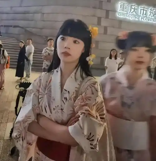 结局来了重庆江边两美女穿和服,跳日本舞惹众怒,结局舒服