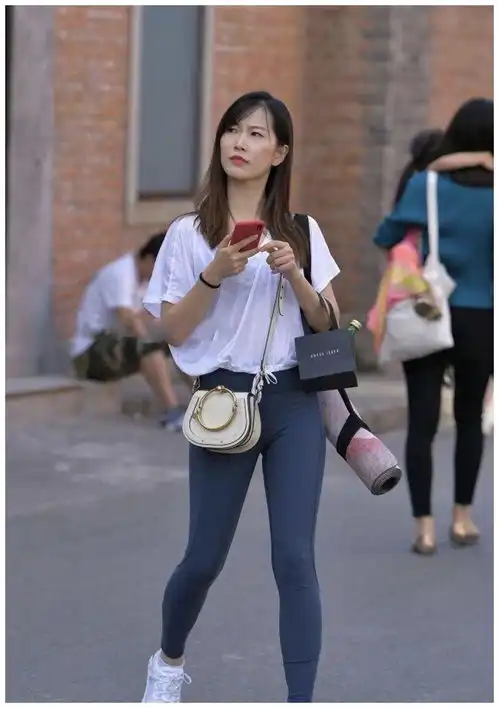 美女,搭配无袖的黑色连衣裙,很凸显身材