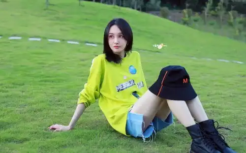 别再穿黑白灰了,今年爆火的初恋色显白又好看
