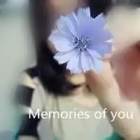 谁有类似这种女生拿花遮脸的女生头像