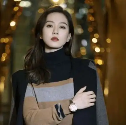 刘诗诗气质优雅,穿毛衣毫无少女感,但却显高级