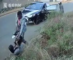 视频女生遭抢劫枪顶着脑袋也不撒手只因包里有快写完的硕士论文