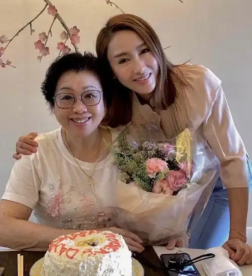 黎姿70岁前男友迎娶小37岁娇妻,添子后买鲜花陪妻儿过母亲节