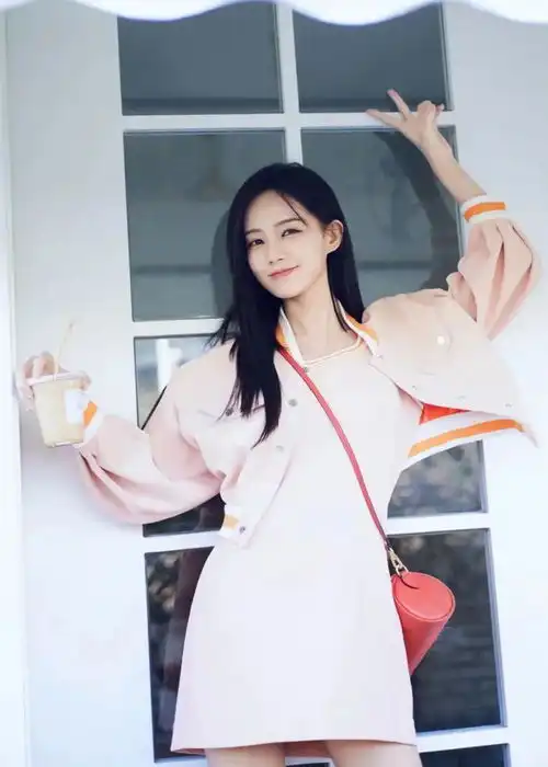 李一桐温柔少女甜美爆棚
