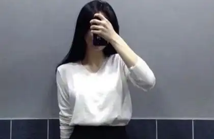 女同桌让我伸进她的裤子里照做以后差点被老师发现