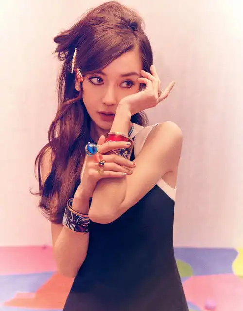 baby最新杂志封面曝光,烟熏妆也遮不住仙女脸,绑带鞋有点看不懂