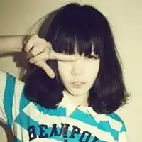 帮我知道这个头像里女生的名字穿蓝白或红白衣服的女生