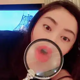 搞怪少女张天爱大玩放大镜自拍放大五官接受考验