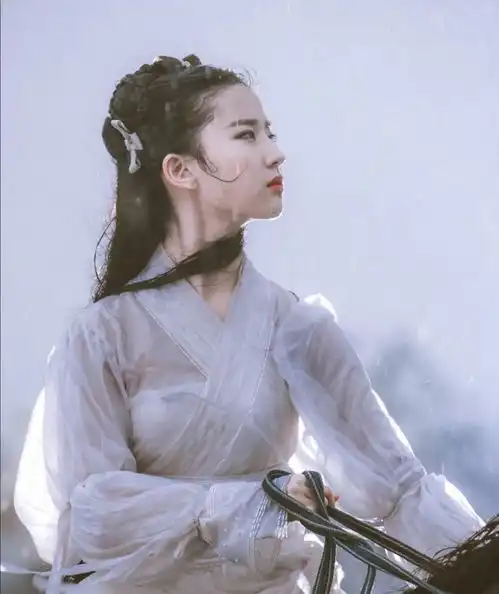 脸上有这些特征的女生,属于典型的初恋脸,长相清纯还讨喜