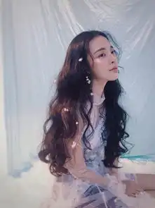 主持界的小仙女李莎旻子,一袭灰色抹胸连衣裙美得让人心动
