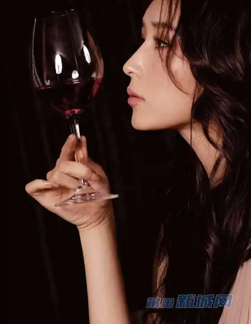 请问这种默默喝酒让人看起来伤感有心事的美女图片哪里有