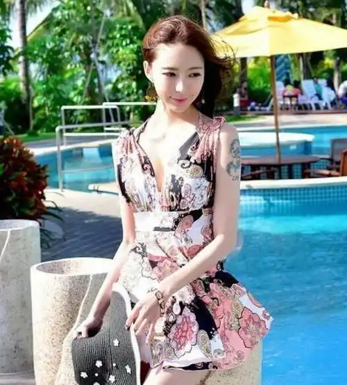 拥有完美腿型的比基尼泳衣美女,展示女神的完美气质