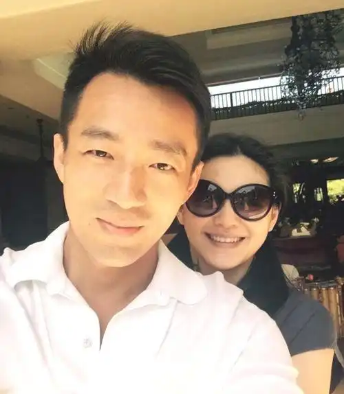 汪小菲凌晨直播2万人观看,绝口不提离婚和大s,但满屏是网友心疼