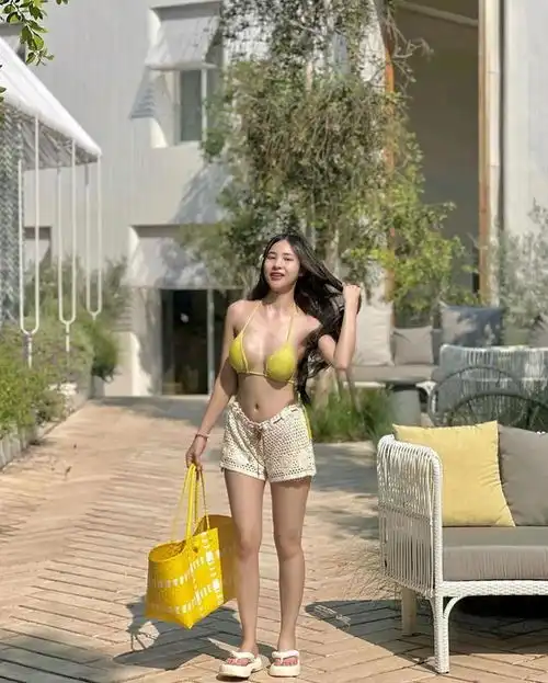 自然之美,林间小道上漫步的比基尼美女
