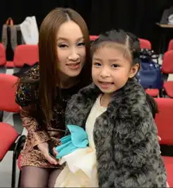 这高音这口才9岁小邓紫棋一开口,震惊美国达人秀