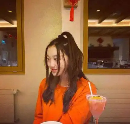 李嫣晒美照送新年祝福,半扎丸子头露娇羞,少女感十足