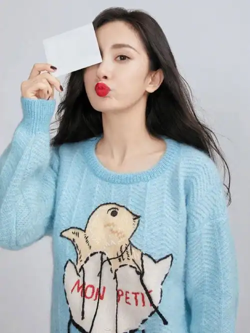 杨幂生日获热巴彩虹屁,辣妈穿一身少女风,被喊小仙女
