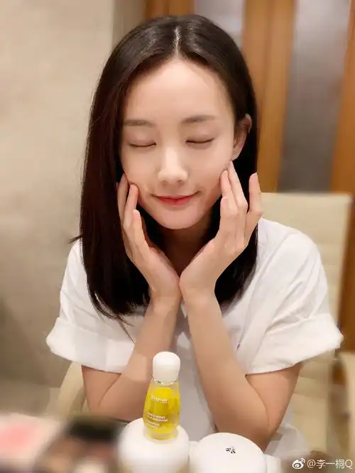 6位女艺人,李一桐颜值在线,郑湫泓笑容甜美,唯独她才刚开始孙艺宁