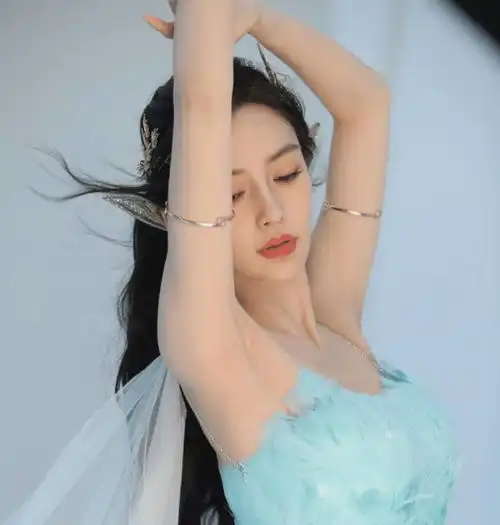 杨颖绝美精灵妆造型,五官甜美酷飒,不愧是一线女明星的颜