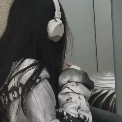 希望少女追风跑时不会被石头绊倒.